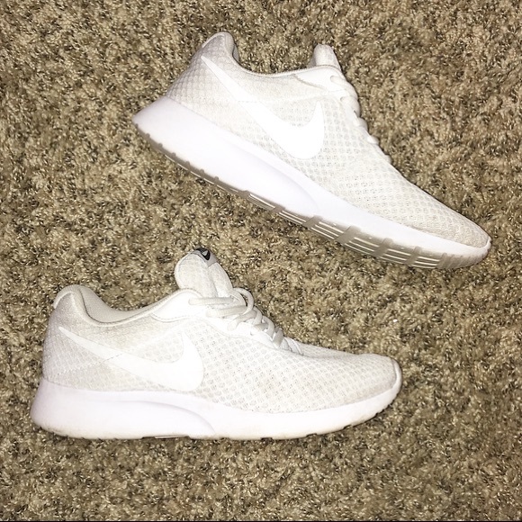 white nike workout shoes